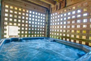 Indoor spa tub