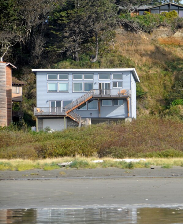 Retreats And Reunions R&R House from the ocean.