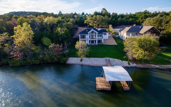 Luxury lake front, large family home in the private Old Kinderhook Resort.