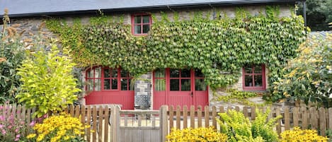 Ty Cerbyd at Lanlas Cottages - a lovingly converted 18th century carriage house.