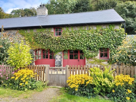 Ty Cerbyd at Lanlas Cottages - a lovingly converted 18th century carriage house.
