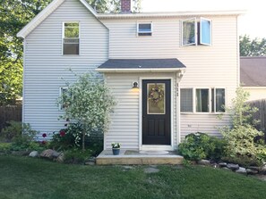 Walk to shops, the park, downtown,  & shore. 
Freshly painted door!