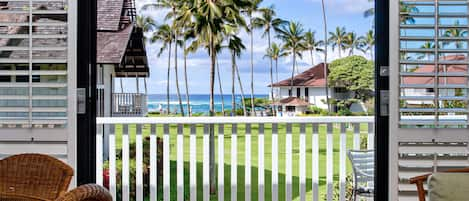 This is the view that you wake up to every morning. Lush grass, beautiful surf.