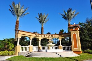 Beautiful 6 bed 5 bath villa located in Watersong