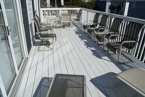 3rd floor deck dining & seating