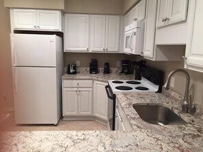  Granite. Icemaker, coffee grinder, can lighting.
roll-outs, Lazy Susan