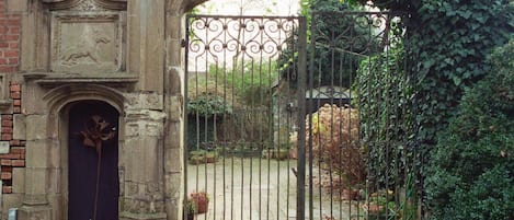 The main gate that takes you from your cottage to the restaurant next door. 