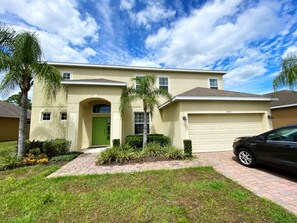 Beautiful 5 bed 4 bath villa located in Watersong
