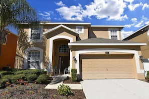Beautiful 6 bed 4.5 bath villa located in Watersong