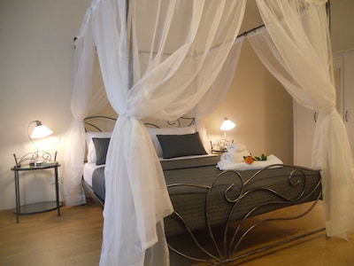 Bright and graceful Suite in the heart of Pietrasanta 