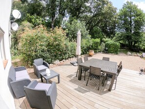 Salon d'été et table repas