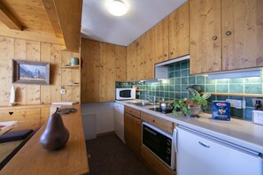 Fully equipped kitchen with dishwasher