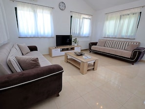 Couch, Eigentum, Möbel, Komfort, Interior Design, Beleuchtung, Wohnzimmer, Fussboden, Studio Couch, Uhr