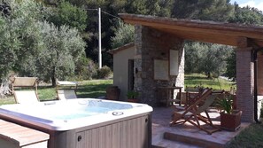 Outdoor spa tub