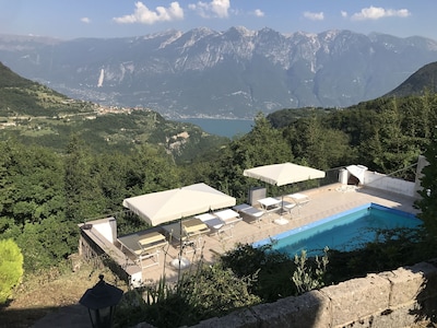 Villa sobre el panorama del sueño del lago de Garda con piscina privada en Tignale