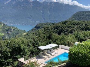 Ausblick auf See, Berge und eigenen Pool