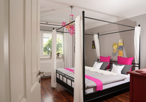 Schlafraum groß mit Himmelbett