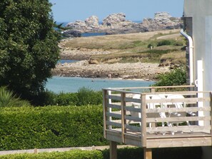 Terrasse pour 4 personnes avec salon jardin (soleil après midi + fin de journée