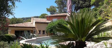 Villa, piscine et jardin paysagé avec de nombreuses espèces méditerranéennes
