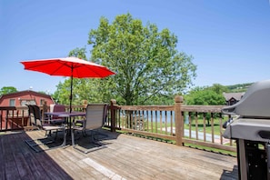 Enjoy relaxing on the deck with beautiful views of the lake!