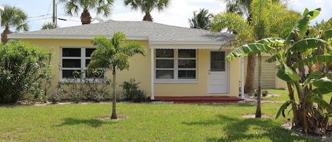 SOUTH BEACH & PARK Just Steps Away • STARFISH COTTAGE • Cute Cozy Vero Beach