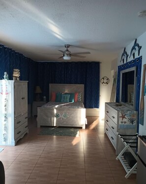 Bedroom, Queen-size bed for 2.