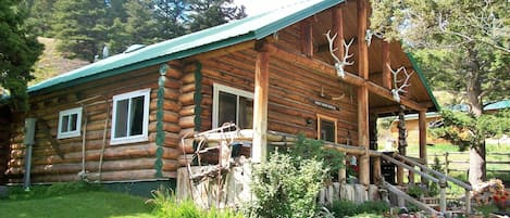 Log cabin in Jardine, Montana