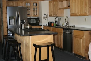 Stainless Kitchen w/ Gas Stove Oven in Island