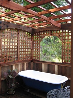 Bañera de hidromasaje al aire libre