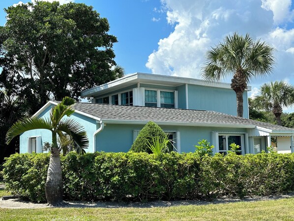 SOUTH BEACH’s Closest Home • AQUA COTTAGE • Comfy Cozy Fun Seaside Vero Beach