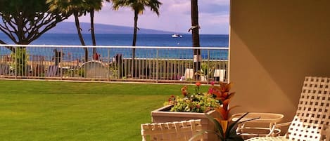 Ocean view lanai~ right out to the pool & beach!