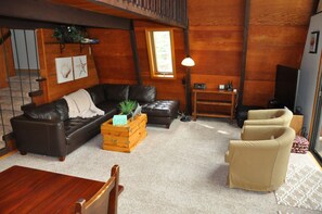 Living room, a great space for relaxing or watching the flatscreen TV