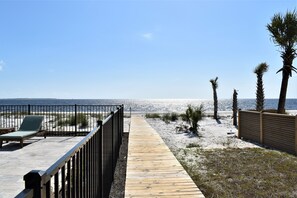 FLAT PRIVATE BOARDWALK TO THE BEACH