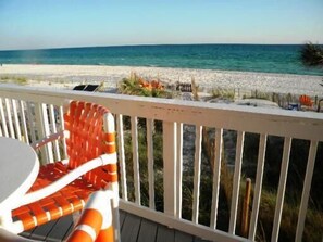 GREAT PRIVATE DECK/BBQ PIT
TO SEAR THOSE BURGERS/BAR HIGH STOOLS SEE OVER THE RAIL/YEP