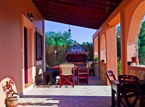 SPACIOUS AL FRESCO DINING AREA