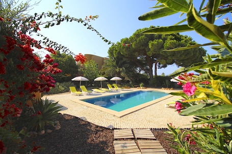 Extensive garden and private pool,
