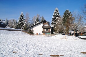 2 vakantiewoningen onder 1 dak. Uitzicht op groot speelveld.