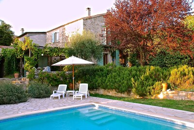 Encantadora casa de piedra cerca de Uzès 4 dormitorios, 2 baños, piscina climatizada, jardín y Wifi 