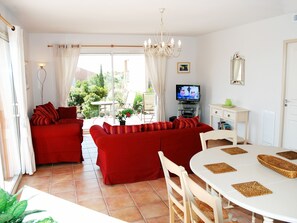 Twin aspect lounge 2 settees and 6-seater dining area, fully air-conditioned