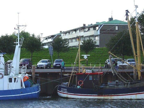 Außenansicht vom Hafen