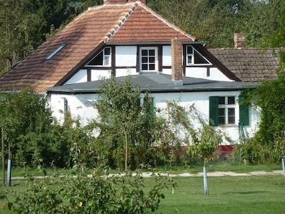 Antigua casa de labranza en un gran huerto directamente en el dique de Oder