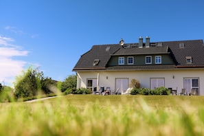 Großer Garten mit Terrasse und Blick auf Bodden und Zickersche Berge