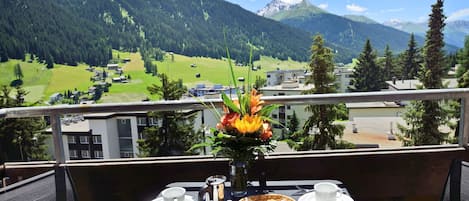 Blick vom Balkon auf die Davoser Berge