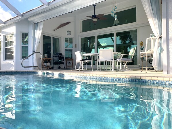 Überdachte Terrasse mit neuer, heller und gemütlicher Essgruppe