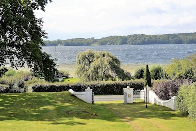 Bosau: familienfreundliche Ferienwohnung am Großen Plöner See mit Seegrundstück