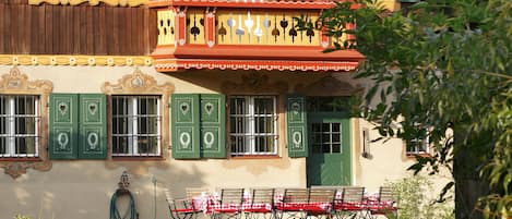 Gartenseite mit Terrasse