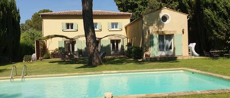 Piscine et jardin