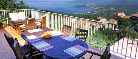 La terrasse, vue vers la mer