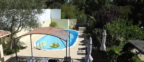 Piscine, barrière de sécurité pour enfant et jardin clôturé. 