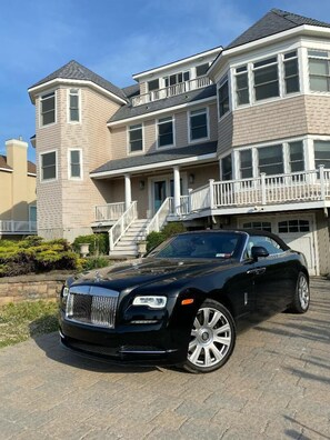 2 wide belgian block driveways; super fast Wifi, whole house Sonos !